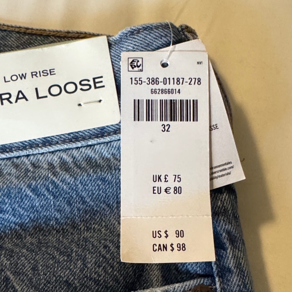 Abercrombie & Fitch Relaxed Fit Women’s Light Blue Denim Jeans - Picture 3 of 5